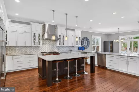 Kitchen - 9222 Brian Dr, Vienna, VA 22180 photo 4 of 10