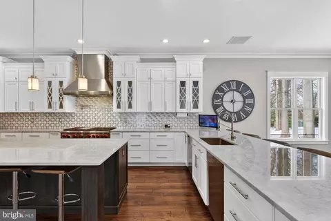 Kitchen - 9222 Brian Dr, Vienna, VA 22180 photo 7 of 10