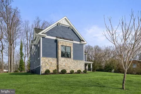 Exterior - 9222 Brian Dr, Vienna, VA 22180 photo 9 of 10