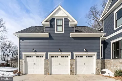 Exterior - 9222 Brian Dr, Vienna, VA 22180 photo 6 of 10