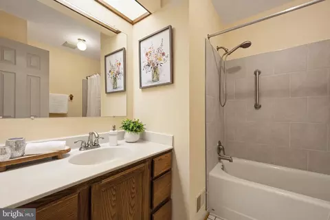 Bath - 6830 Bluecurl Cir, Springfield, VA 22152 photo 5 of 6