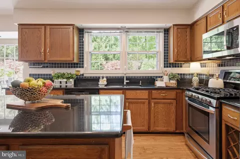 Kitchen - 6830 Bluecurl Cir, Springfield, VA 22152 photo 5 of 7
