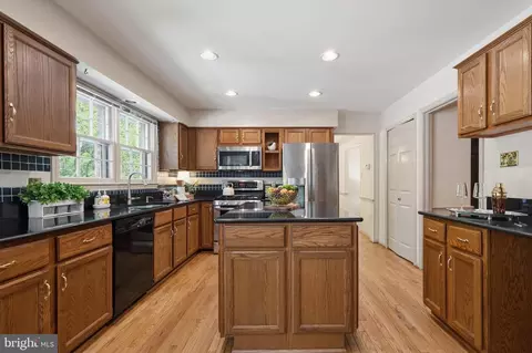 Kitchen - 6830 Bluecurl Cir, Springfield, VA 22152 photo 3 of 7