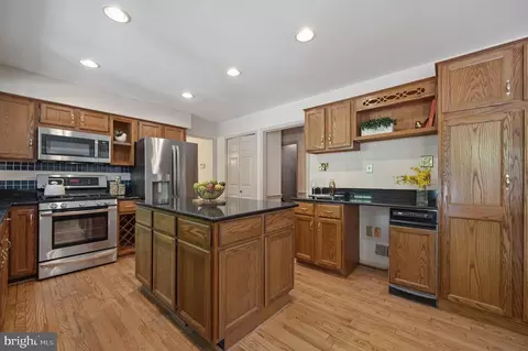 Kitchen - 6830 Bluecurl Cir, Springfield, VA 22152 photo 4 of 7