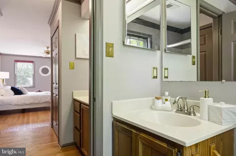 Bath - 6830 Bluecurl Cir, Springfield, VA 22152 photo 2 of 6