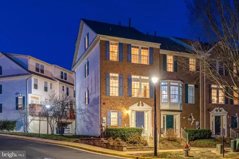 2772 Manhattan Pl, Vienna, VA 22180