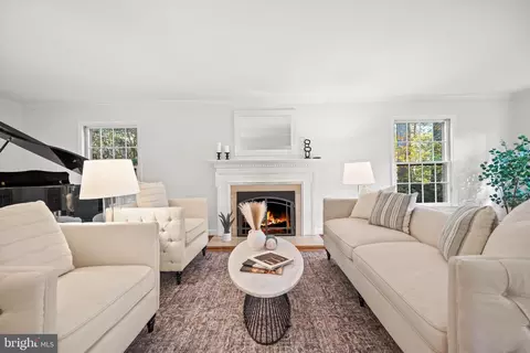 Living - 6710 Wemberly Way, Mclean, VA 22101 photo 5 of 6