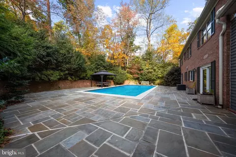 Exterior - 6710 Wemberly Way, Mclean, VA 22101 photo 4 of 9