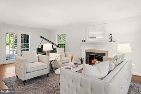 Living - 6710 Wemberly Way, Mclean, VA 22101 photo 4 of 6