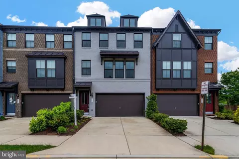 8102 Zoe Pl, Alexandria, VA 22306