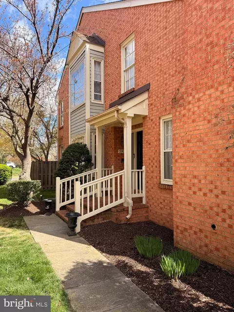 5908 Sandbrook Ct, Alexandria, VA 22307