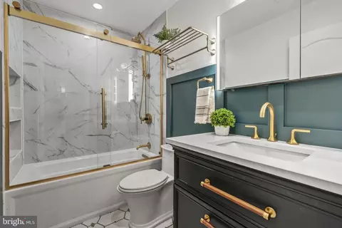 Bath - 12027 Edgemere Cir, Reston, VA 20190 photo 6 of 9