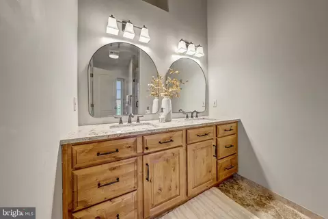 Bath - 12027 Edgemere Cir, Reston, VA 20190 photo 2 of 9