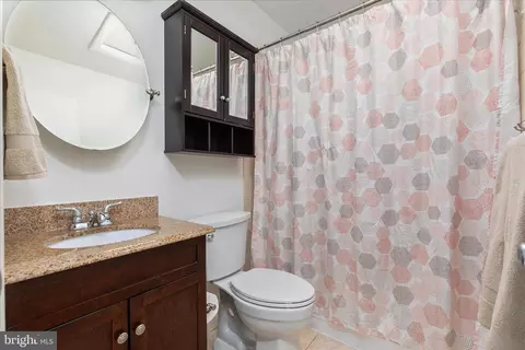 Bath - 4104 Hamlin Ave, Chantilly, VA 20151 photo 2 of 2