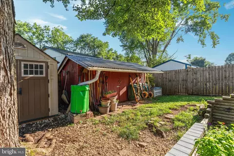 Exterior - 4104 Hamlin Ave, Chantilly, VA 20151 photo 9 of 16