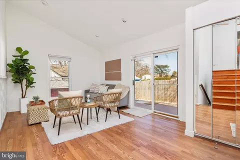 Living - 4104 Hamlin Ave, Chantilly, VA 20151 photo 2 of 6