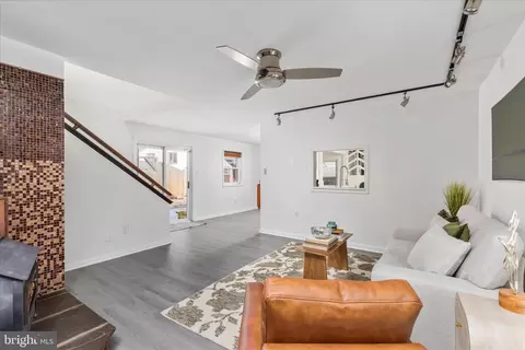 Living - 4104 Hamlin Ave, Chantilly, VA 20151 photo 5 of 6