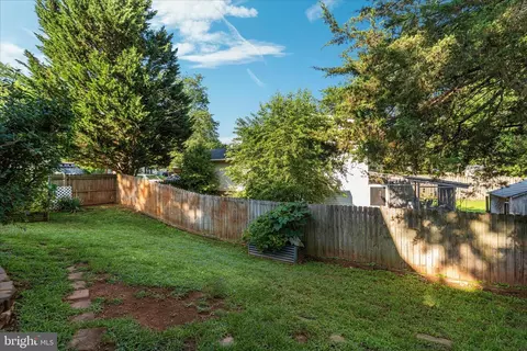 Exterior - 4104 Hamlin Ave, Chantilly, VA 20151 photo 13 of 16