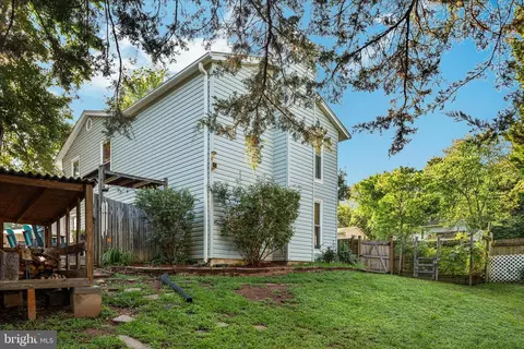 Exterior - 4104 Hamlin Ave, Chantilly, VA 20151 photo 8 of 16