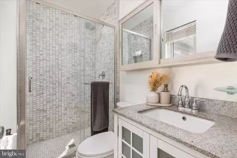 Bath - 4104 Hamlin Ave, Chantilly, VA 20151 photo 1 of 2