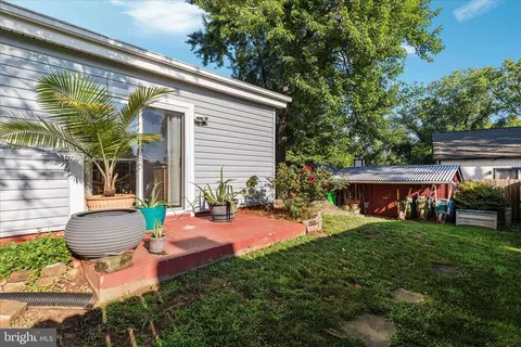 Exterior - 4104 Hamlin Ave, Chantilly, VA 20151 photo 10 of 16