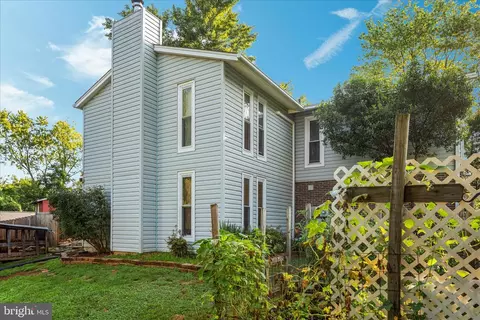 Exterior - 4104 Hamlin Ave, Chantilly, VA 20151 photo 7 of 16