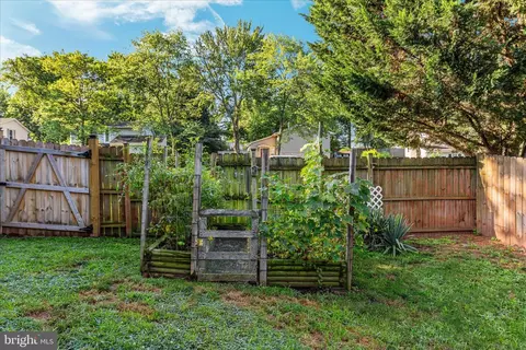 Exterior - 4104 Hamlin Ave, Chantilly, VA 20151 photo 15 of 16