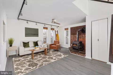 Living - 4104 Hamlin Ave, Chantilly, VA 20151 photo 4 of 6