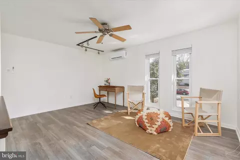 Living - 4104 Hamlin Ave, Chantilly, VA 20151 photo 3 of 6