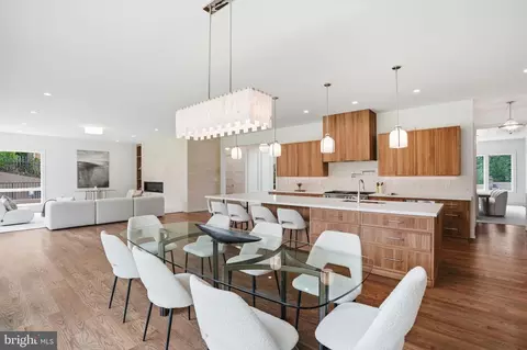 Dining - 1917 Kenbar Ct, Mclean, VA 22101 photo 4 of 5