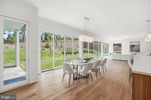 Dining - 1917 Kenbar Ct, Mclean, VA 22101 photo 3 of 4