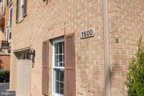 7800 Solomon Seal Dr, Springfield, VA 22152 photo 3