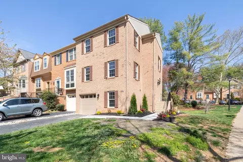 7800 Solomon Seal Dr, Springfield, VA 22152 photo 2