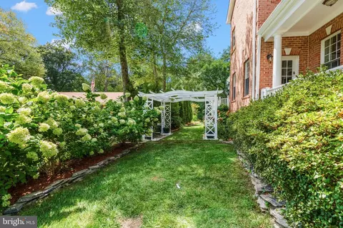 Exterior - 7331 Calvert St, Annandale, VA 22003 photo 13 of 15