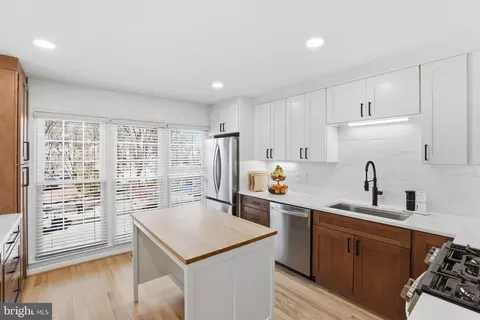 Kitchen - 8027 Tanworth Ct, Springfield, VA 22152 photo 4 of 5