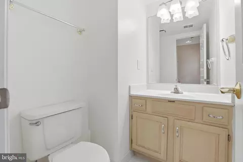 Bath - 8027 Tanworth Ct, Springfield, VA 22152 photo 3 of 3