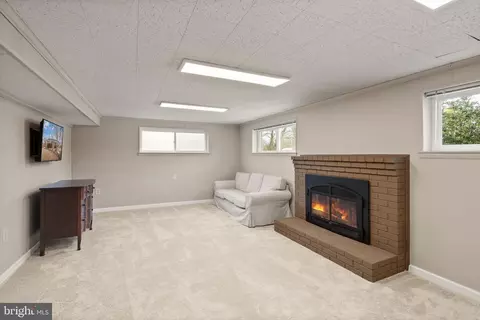 Living - 8108 Carrick Ln, Springfield, VA 22151 photo 3 of 4