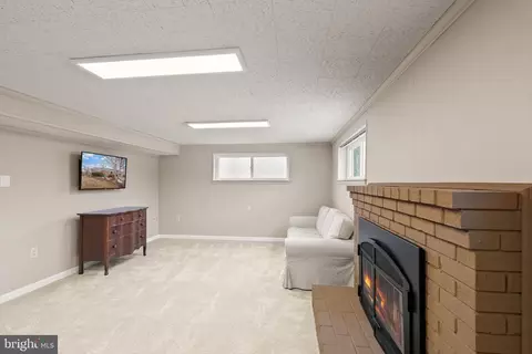 Living - 8108 Carrick Ln, Springfield, VA 22151 photo 4 of 4