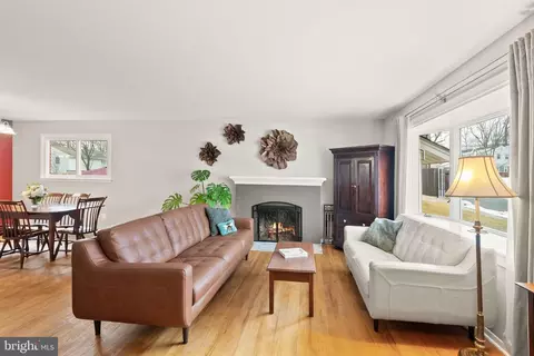 Living - 8108 Carrick Ln, Springfield, VA 22151 photo 2 of 4