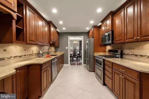 5203 Cottingham Pl, Alexandria, VA 22304