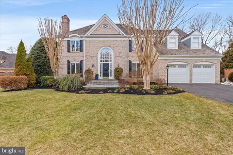 8812 Surrey Ct, Alexandria, VA 22309