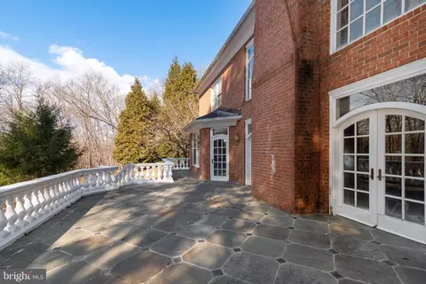 Exterior - 8537 Old Dominion Dr, Mclean, VA 22102 photo 2 of 3