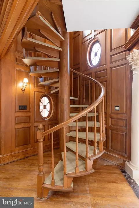 Entry Way - 8537 Old Dominion Dr, Mclean, VA 22102 photo 8 of 16