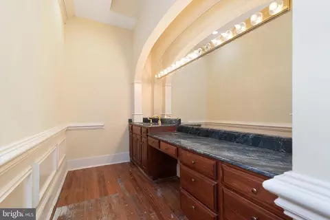 Bath - 8537 Old Dominion Dr, Mclean, VA 22102 photo 4 of 7