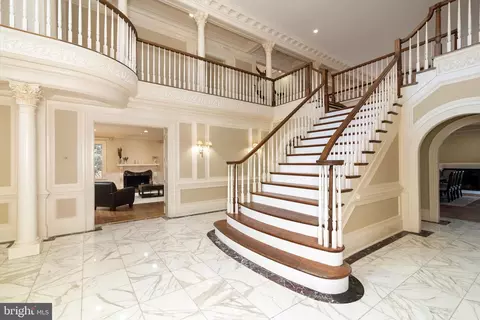 Entry Way - 8537 Old Dominion Dr, Mclean, VA 22102 photo 3 of 16