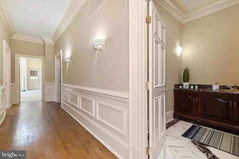 Entry Way - 8537 Old Dominion Dr, Mclean, VA 22102 photo 10 of 16