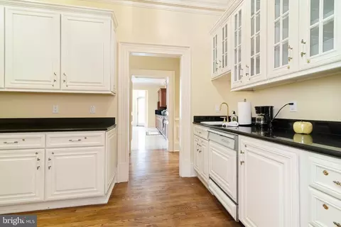 Kitchen - 8537 Old Dominion Dr, Mclean, VA 22102 photo 3 of 4