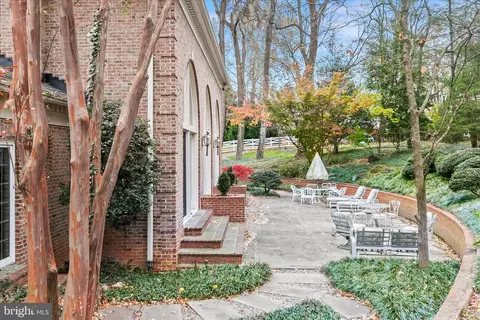 Exterior - 949 Bellview Rd, Mclean, VA 22102 photo 5 of 8