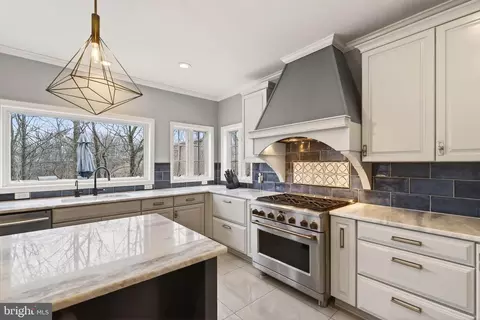 Kitchen - 8020 Pohick Rd, Springfield, VA 22153 photo 5 of 7