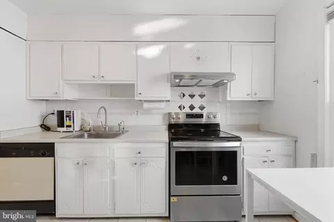 Kitchen - 7227 Evanston Rd, Springfield, VA 22150 photo 2 of 3